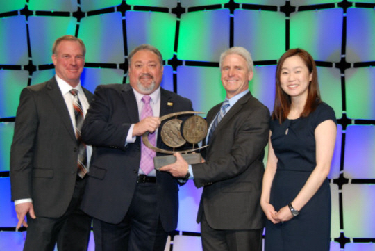 7일(현지시간) 미국 라스베가스에서 열린 '2016 IRSI 재활용 설계 어워드' 시상식에서 삼성전자 수상을 기념해 사진촬영을 하고 있다. 마크 루윈 ISRI 전 회장(왼쪽부터),  더그 크레이머 ISRI 회장, 마크뉴튼 삼성전자 북미총괄 제품환경부문 담당부장, 다이나 리 북미총괄 재활용 규제담당  삼성전자 제공